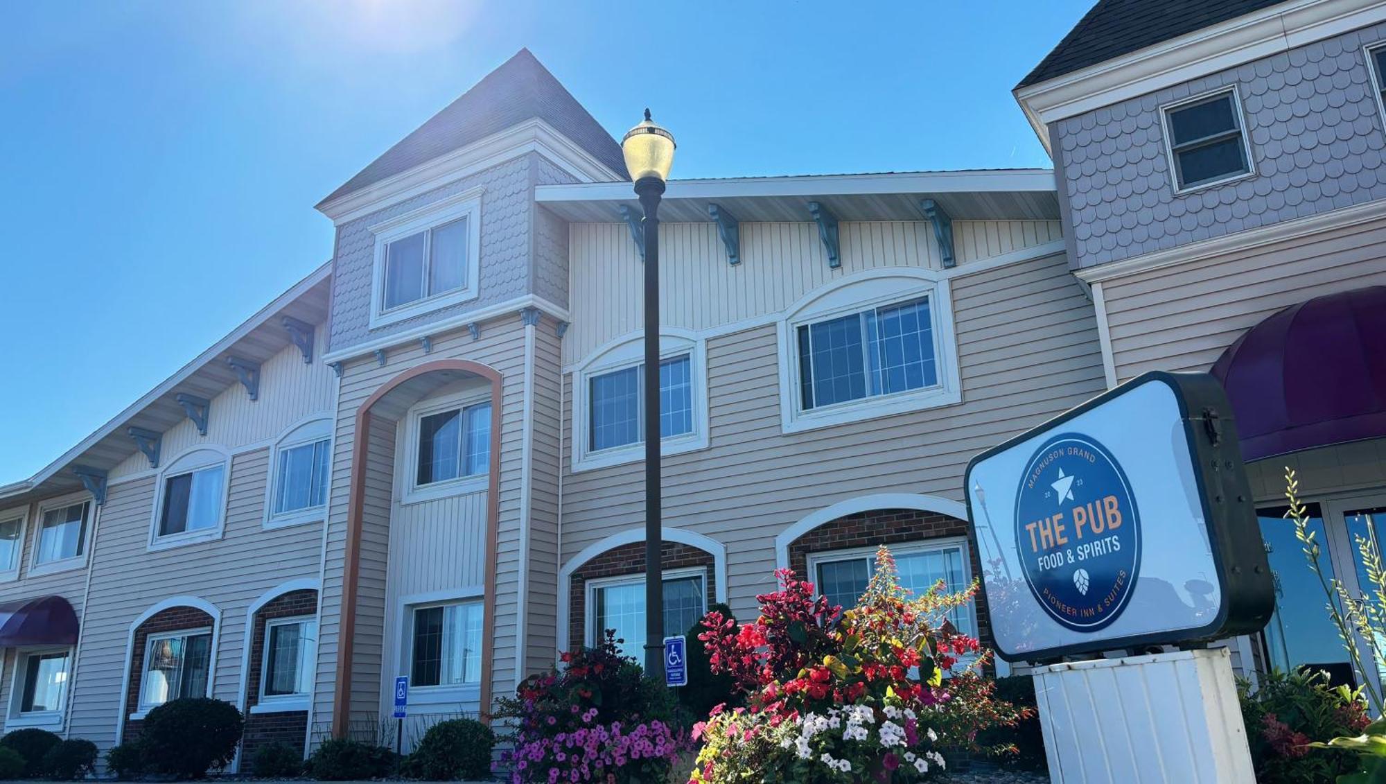 Magnuson Grand Pioneer Inn And Suites Escanaba Exterior photo
